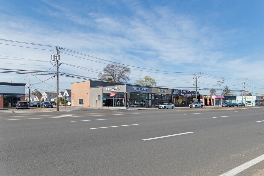 Primary Photo Of 435-437 Old Country Rd, Westbury Storefront For Lease