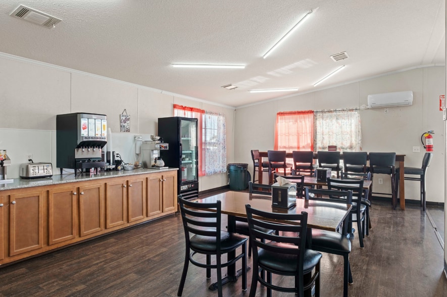 More Photos Of 100 W Taos St, Hobbs Hotel For Sale