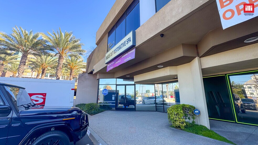 More Photos Of 20640-20668 Ventura Blvd, Woodland Hills Storefront Retail Office For Lease