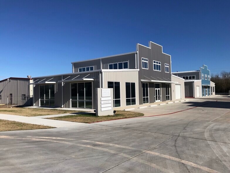 More Photos Of 11215 Conroy Ln, Austin Showroom For Lease