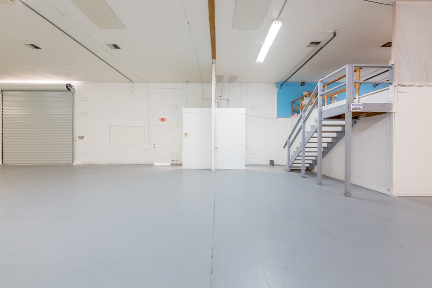 More Photos Of 128 Tomahawk Dr, Indian Harbour Beach Warehouse For Lease