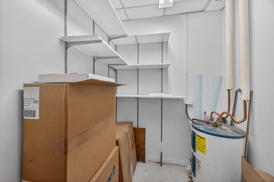 More Photos Of 1500 N Pace Blvd, Pensacola Freestanding For Sale