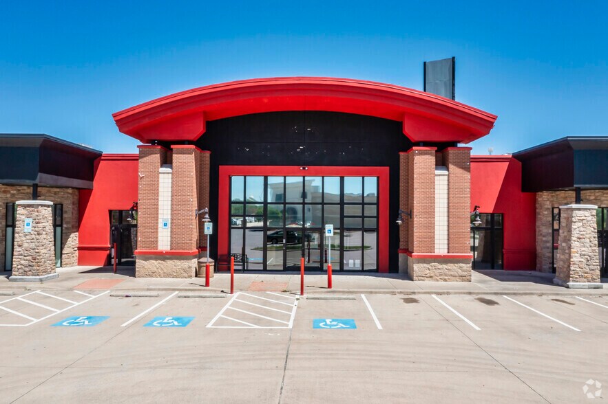 More Photos Of 921 W Belt Line Rd, DeSoto Unknown For Lease