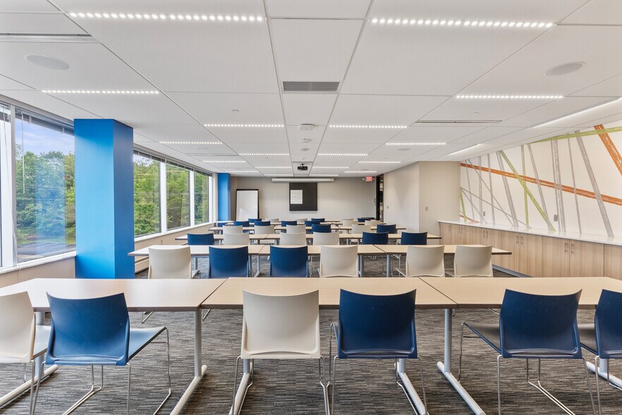 More Photos Of 1 Penn Center Blvd, Pittsburgh Unknown For Lease