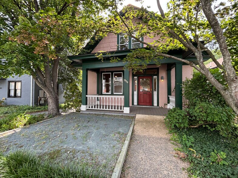 Primary Photo Of 920 9 1/2 St NE, Charlottesville Restaurant For Lease