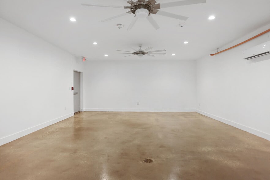 More Photos Of 10830 Navajo Dr, Saint Petersburg Showroom For Sale