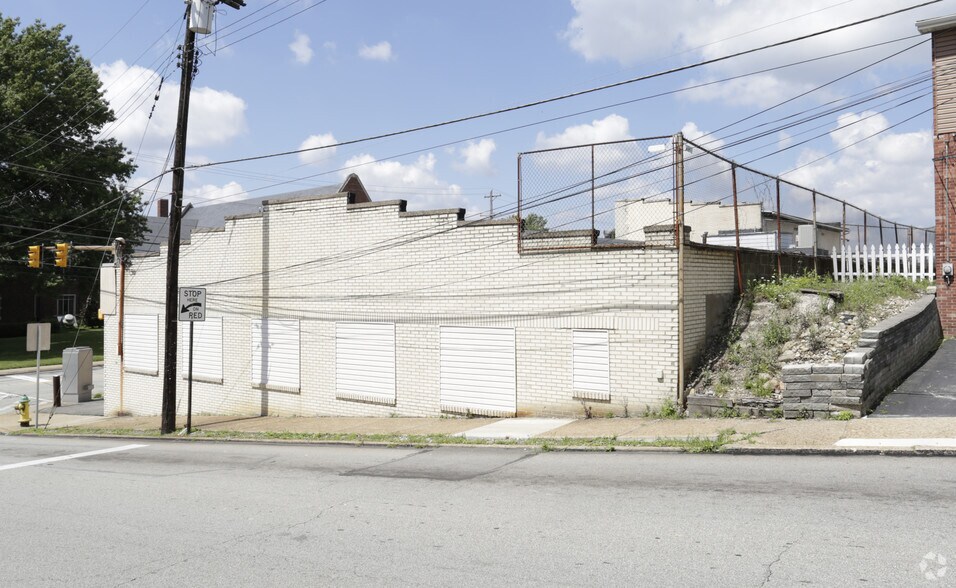 More Photos Of 537 Lincoln Hwy, East McKeesport Storefront For Sale