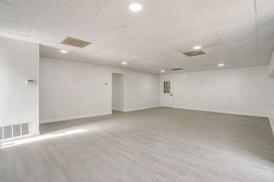 More Photos Of 1600 FM 3433, Newark Warehouse For Sale