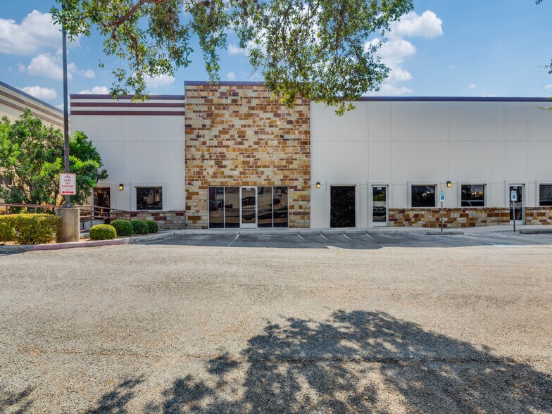 More Photos Of 4926 Golden Quail, San Antonio Storefront For Sale