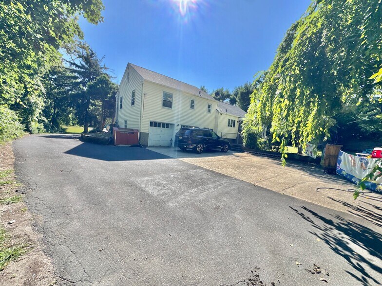 More Photos Of 329 Deer Park Rd, Dix Hills General Retail For Sale