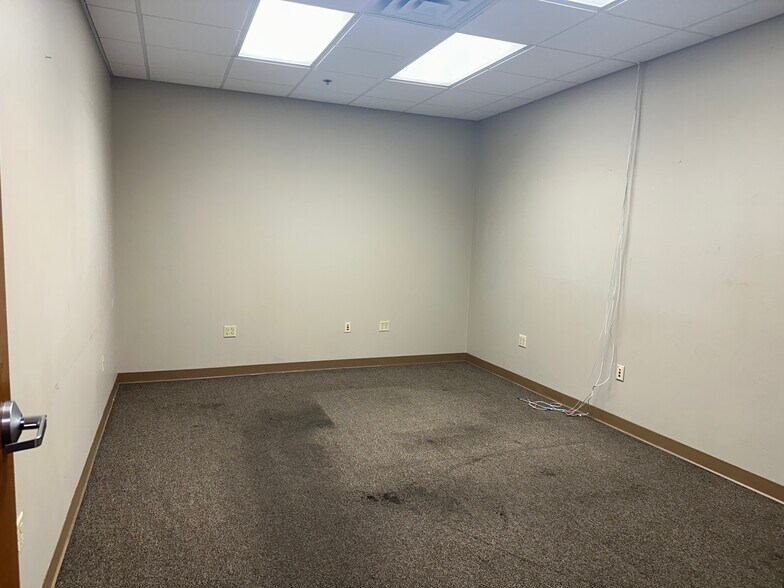 More Photos Of 600 N Sara Rd, Yukon Warehouse For Lease