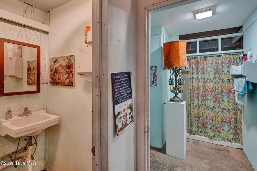 More Photos Of 711 S 5th Ave, Wilmington General Retail For Sale