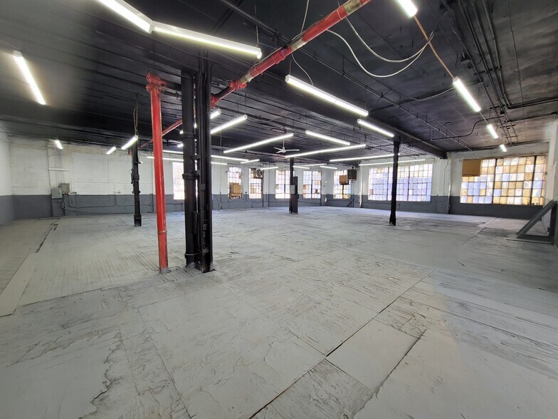More Photos Of 830 Barry St, Bronx Warehouse For Lease