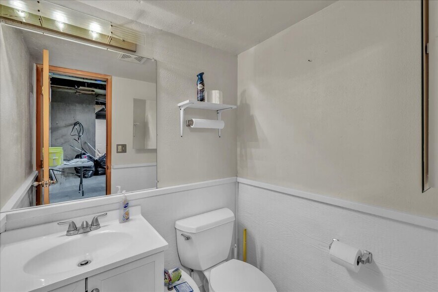 More Photos Of 3701 W G St, Bremerton Service For Sale