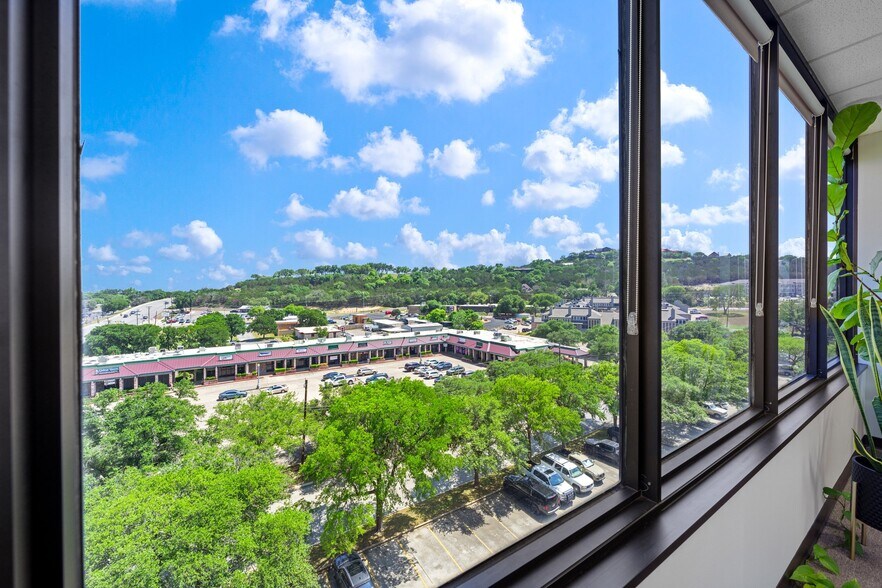 More Photos Of 222 S Sidney Baker St, Kerrville Office For Lease