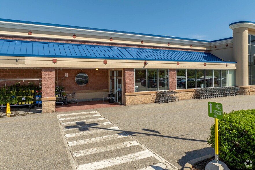 More Photos Of 251 Kennedy Dr, Putnam Supermarket For Sale