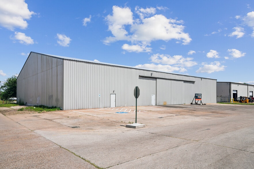 Primary Photo Of 813 Dumont St, South Houston Service For Sale