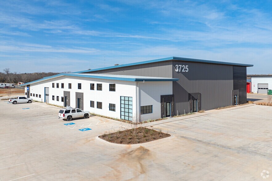 More Photos Of 3725 NE 104th St, Oklahoma City Light Distribution For Lease