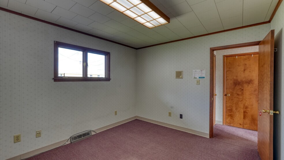 More Photos Of 126 S 9th St, Cambridge Office For Lease