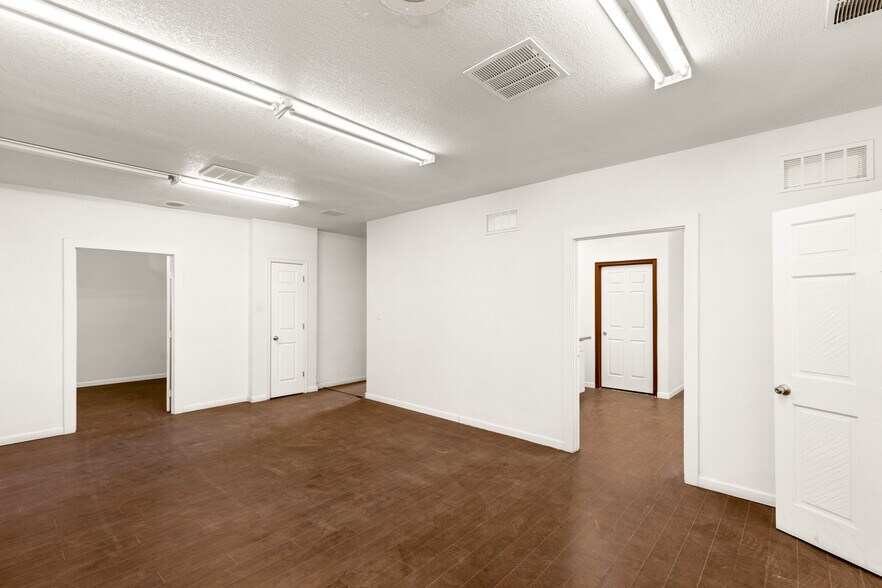 More Photos Of 830 E Sahara Ave, Las Vegas Office For Sale