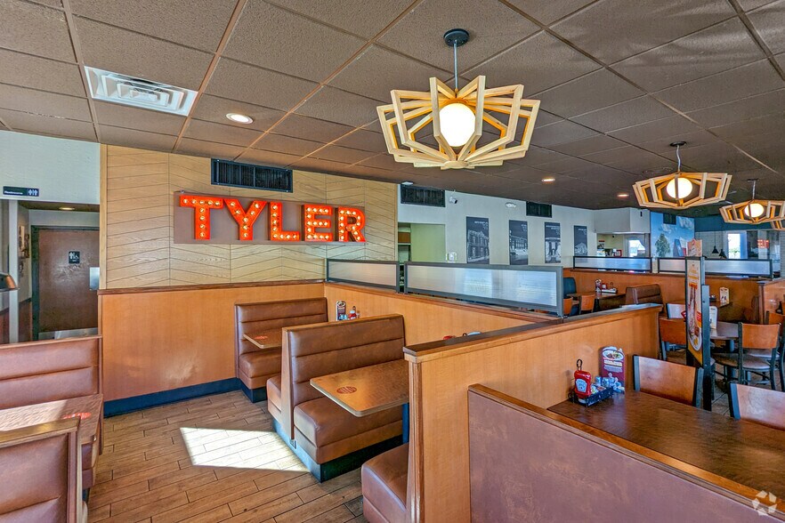 More Photos Of 3422 W Gentry Pkwy, Tyler Restaurant For Lease