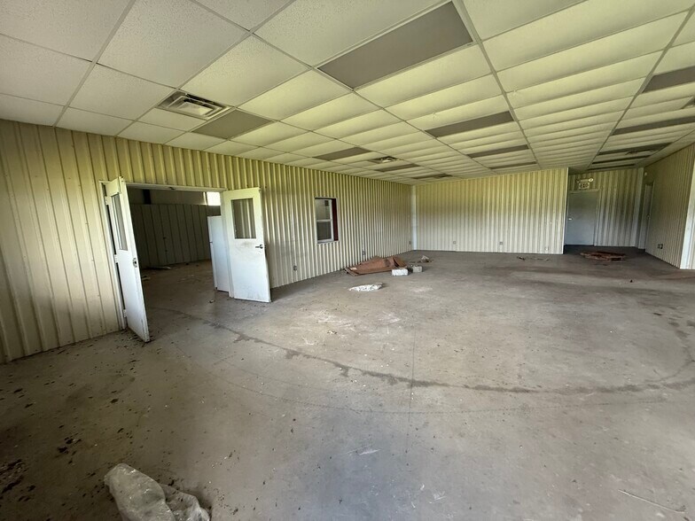 More Photos Of 811 E Industry Rd, Henryetta Warehouse For Sale
