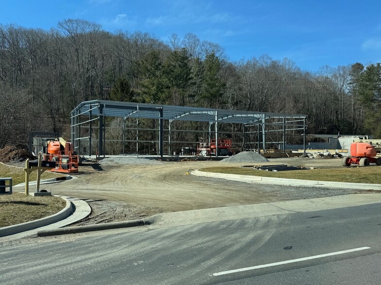 More Photos Of 841 Charlotte Hwy, Fairview Flex For Lease