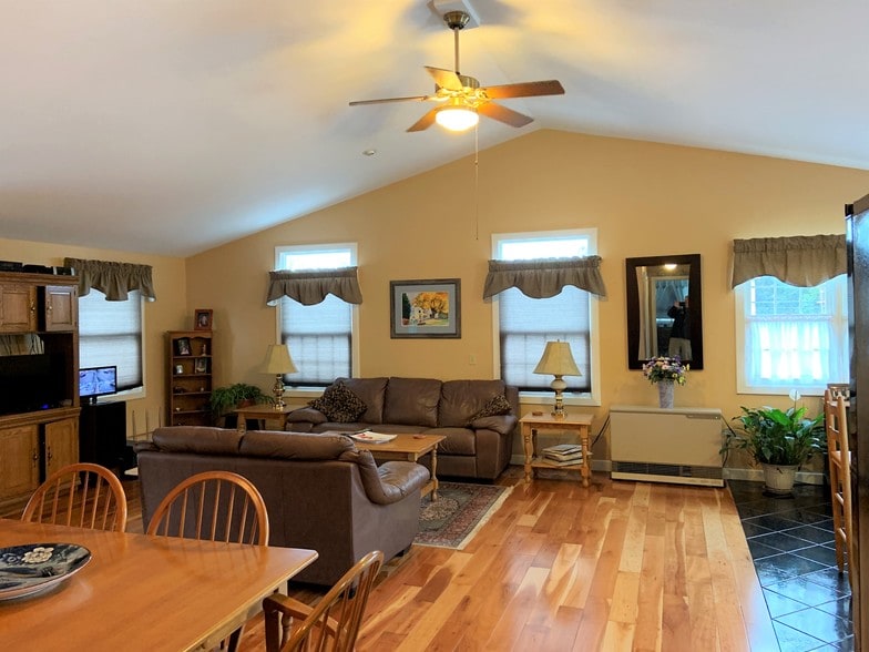 More Photos Of 307 Main St, Westbrook Carwash For Sale