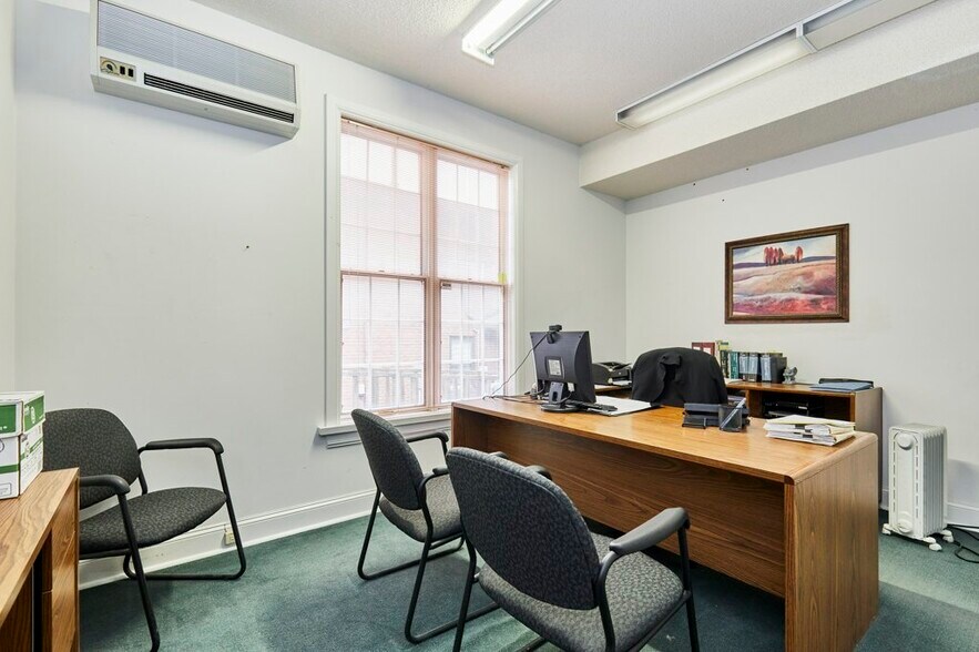 More Photos Of 215 Simcoe St N, Oshawa Office For Sale
