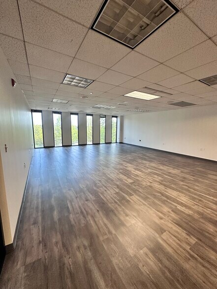 More Photos Of 730 Holiday Dr, Pittsburgh Office For Lease