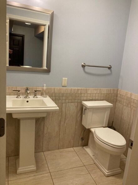 More Photos Of 3046 Industrial Blvd, Bethel Park Light Manufacturing For Lease