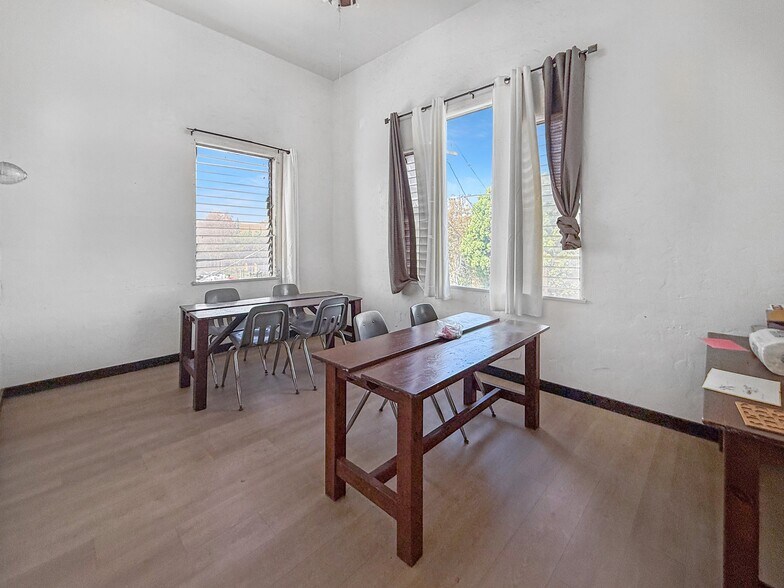 More Photos Of 7101 Menlo Ave, Los Angeles Specialty For Sale