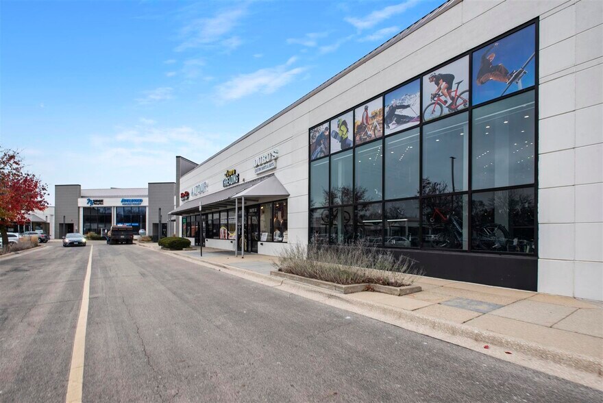 More Photos Of 1600 W 16th St, Oak Brook Storefront For Sale