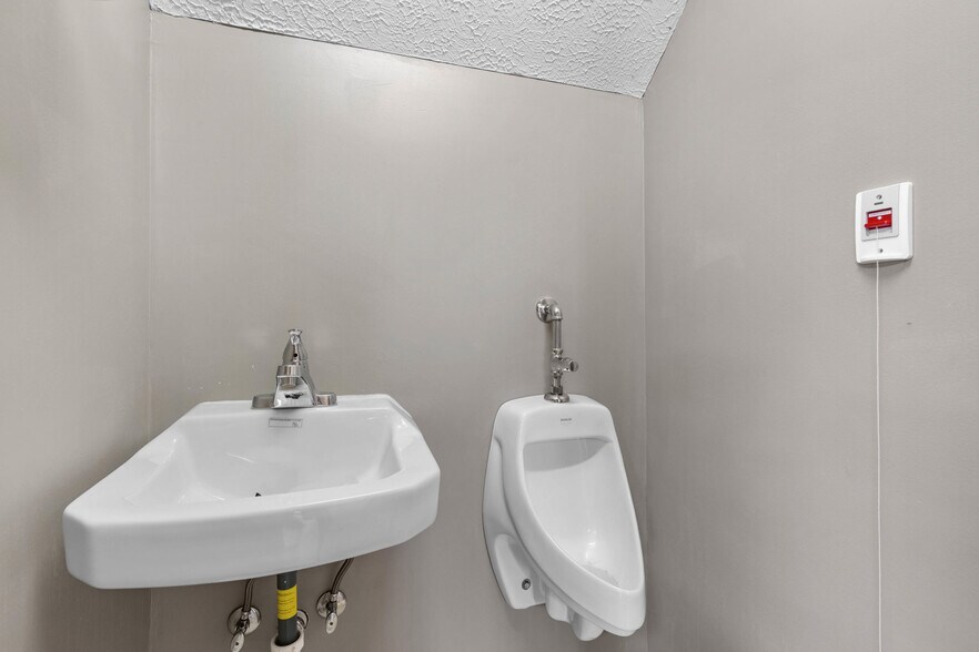 More Photos Of 1450 E Ridge Rd, Rochester Freestanding For Sale