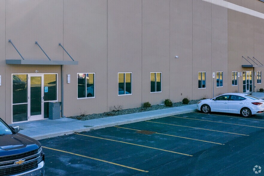 More Photos Of 48 Corporate Circle, Albany Warehouse For Lease