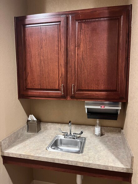 More Photos Of 1314 E Sonterra Blvd, San Antonio Office For Sale