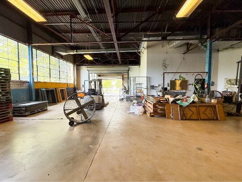 More Photos Of 2000 S Presa St, San Antonio Flex For Sale