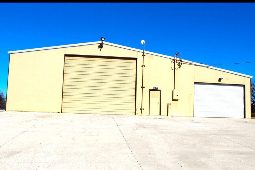 More Photos Of 1808 Barnett Dr, Weatherford Warehouse For Lease