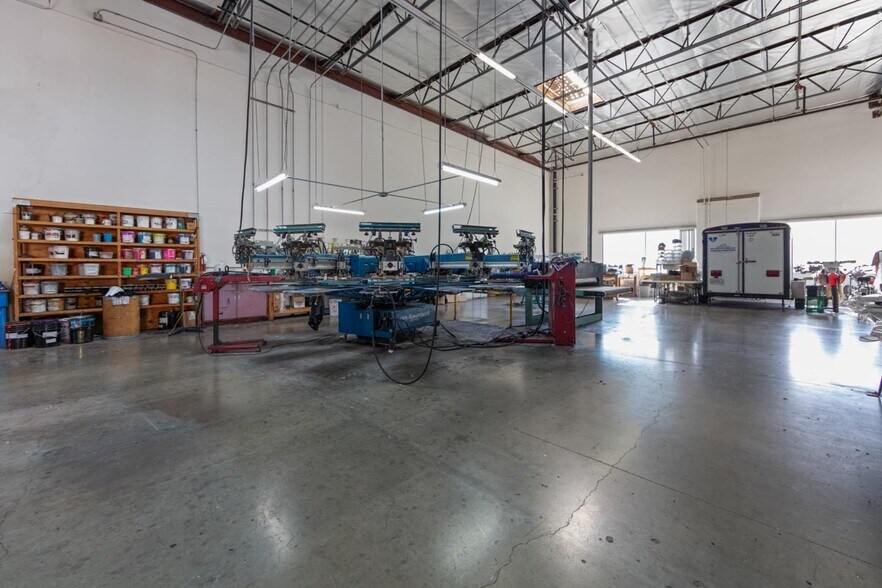 More Photos Of 661 Cochran St, Simi Valley Manufacturing For Sale