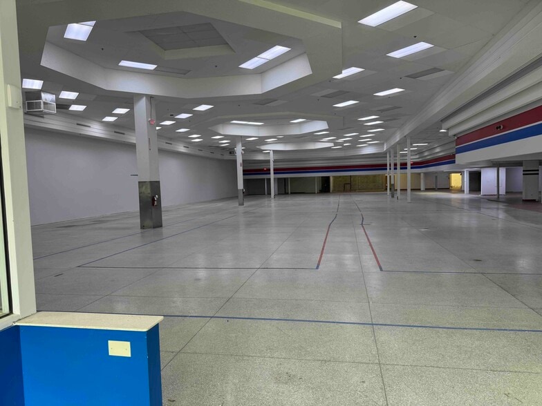 More Photos Of 6495 Quivira Rd, Shawnee General Retail For Lease