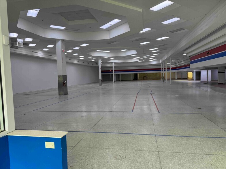 More Photos Of 6495 Quivira Rd, Shawnee General Retail For Lease