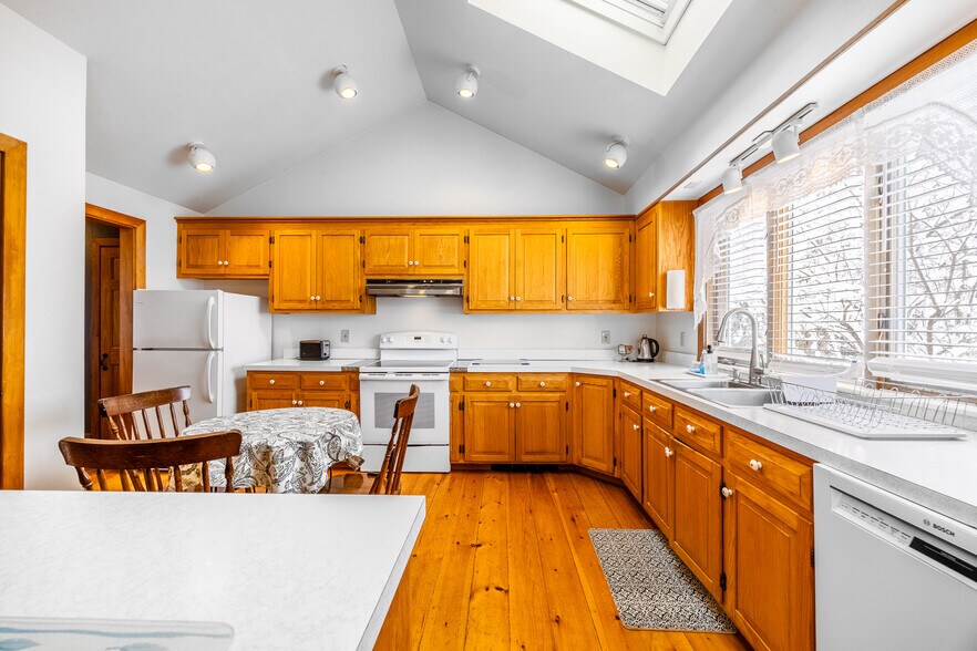 More Photos Of 40 Union St, Blue Hill Hospitality For Sale