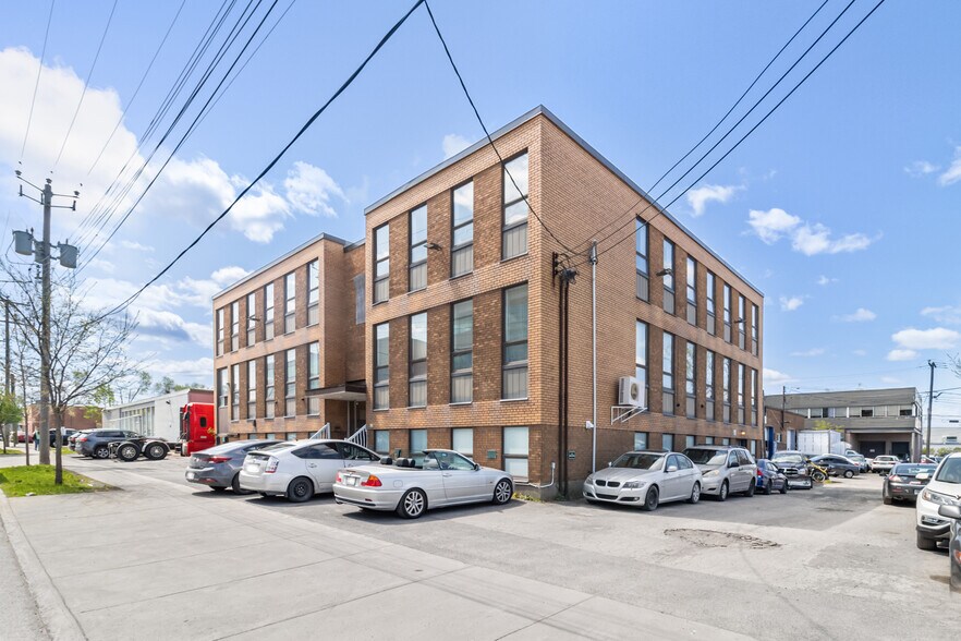 More Photos Of 8270 Av Mountain Sights, Montréal Office For Sale