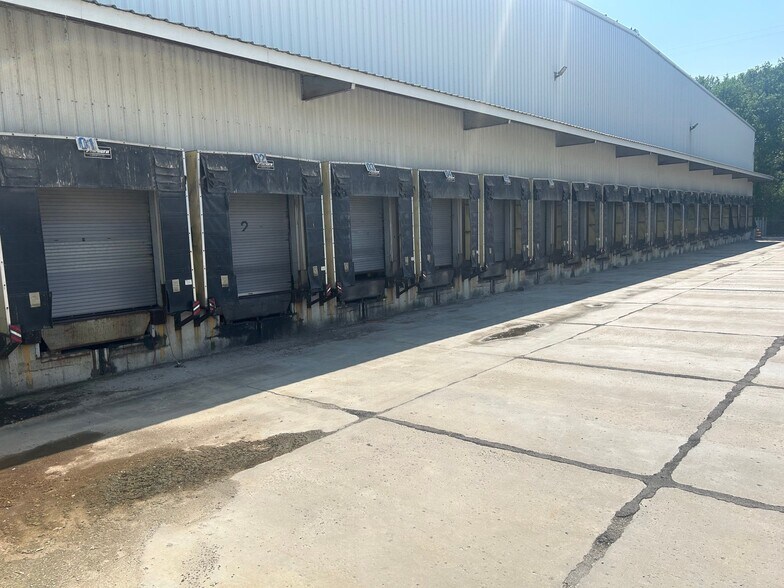 More Photos Of 13850 Cottage Grove Ave, Dolton Manufacturing For Lease