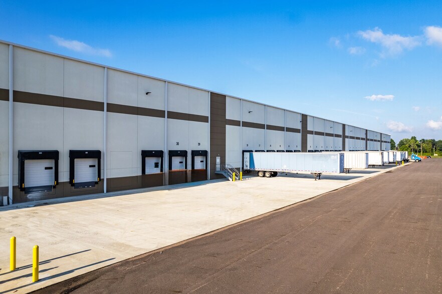 More Photos Of 21201 Miles Rd, Warrensville Heights Distribution For Lease