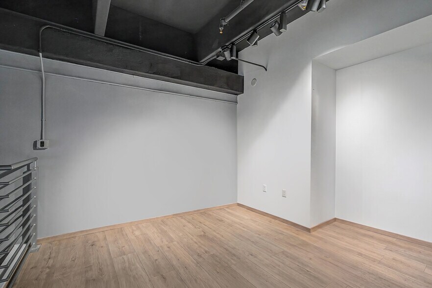 More Photos Of 6030 NW 102nd Ave, Doral Showroom For Sale