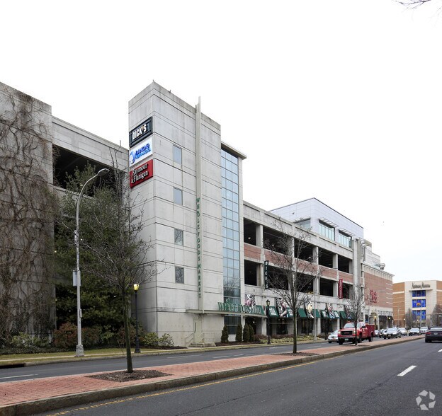 More Photos Of 100 Bloomingdale Rd, White Plains Freestanding For Lease