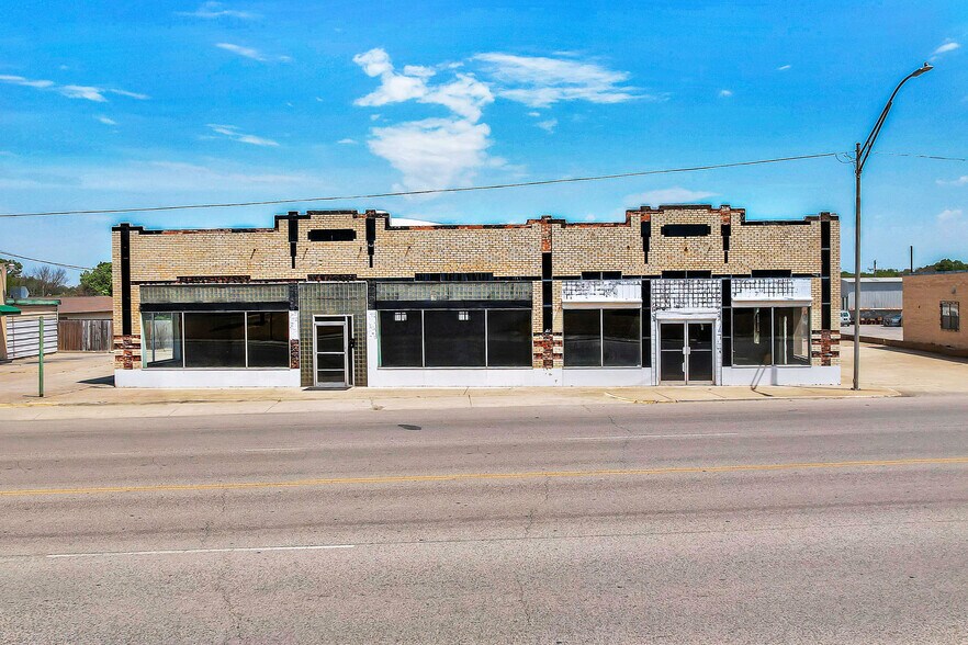 More Photos Of 815 W Broadway St, Ardmore Freestanding For Sale