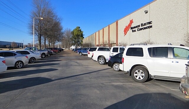 More Photos Of 8950 Hacks Cross Rd, Olive Branch Distribution For Lease