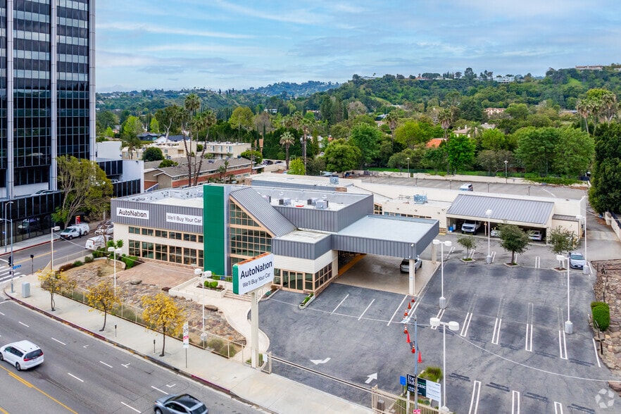 More Photos Of 15800 Ventura Blvd, Encino Auto Dealership For Lease